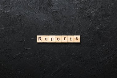 Tahta bloğa yazılmış bir söz. Masada metin, konsept.