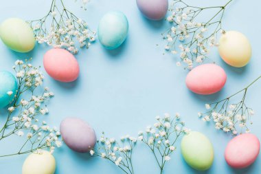 Mutlu Paskalya kompozisyonu. Renkli masada çingene yumurtaları var. Doğal boyalı renkli yumurtalar arkaplan arkaplan görünümü kopya alanı ile.