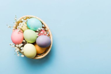 Mutlu Paskalya kompozisyonu. Paskalya yumurtaları renkli masada, çingeneyle birlikte. Doğal boyalı renkli yumurtalar arkaplan arkaplan görünümü kopya alanı ile.