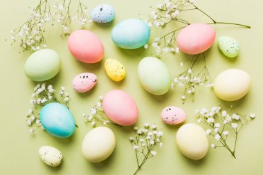 Mutlu Paskalya kompozisyonu. Renkli masada çingene yumurtaları var. Doğal boyalı renkli yumurtalar arkaplan arkaplan görünümü kopya alanı ile.
