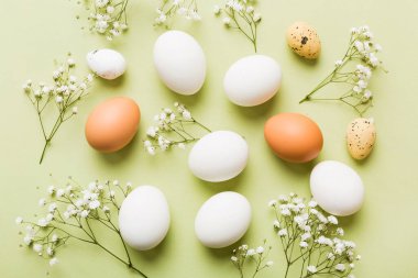 Mutlu Paskalya kompozisyonu. Renkli masada çingene yumurtaları var. Doğal boyalı renkli yumurtalar arkaplan arkaplan görünümü kopya alanı ile.