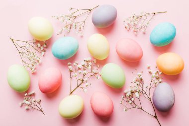 Mutlu Paskalya kompozisyonu. Renkli masada çingene yumurtaları var. Doğal boyalı renkli yumurtalar arkaplan arkaplan görünümü kopya alanı ile.
