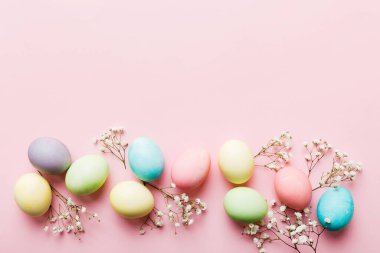 Mutlu Paskalya kompozisyonu. Renkli masada çingene yumurtaları var. Doğal boyalı renkli yumurtalar arkaplan arkaplan görünümü kopya alanı ile.