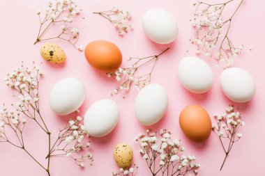 Mutlu Paskalya kompozisyonu. Renkli masada çingene yumurtaları var. Doğal boyalı renkli yumurtalar arkaplan arkaplan görünümü kopya alanı ile.