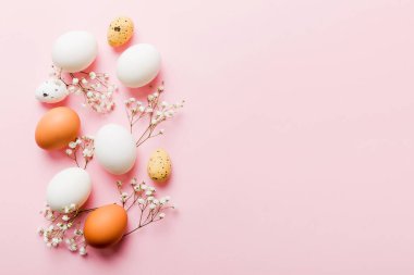 Mutlu Paskalya kompozisyonu. Renkli masada çingene yumurtaları var. Doğal boyalı renkli yumurtalar arkaplan arkaplan görünümü kopya alanı ile.