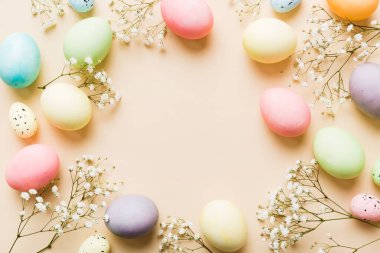 Mutlu Paskalya kompozisyonu. Renkli masada çingene yumurtaları var. Doğal boyalı renkli yumurtalar arkaplan arkaplan görünümü kopya alanı ile.