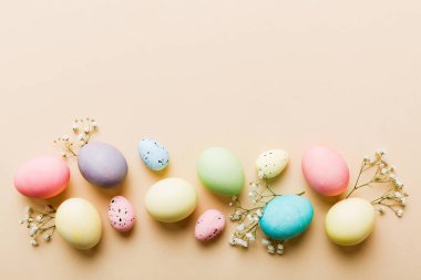 Mutlu Paskalya kompozisyonu. Renkli masada çingene yumurtaları var. Doğal boyalı renkli yumurtalar arkaplan arkaplan görünümü kopya alanı ile.