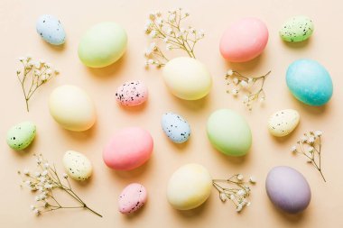 Mutlu Paskalya kompozisyonu. Renkli masada çingene yumurtaları var. Doğal boyalı renkli yumurtalar arkaplan arkaplan görünümü kopya alanı ile.