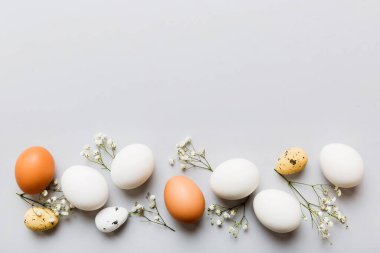 Mutlu Paskalya kompozisyonu. Renkli masada çingene yumurtaları var. Doğal boyalı renkli yumurtalar arkaplan arkaplan görünümü kopya alanı ile.