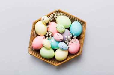 Mutlu Paskalya kompozisyonu. Paskalya yumurtaları renkli masada, çingeneyle birlikte. Doğal boyalı renkli yumurtalar arkaplan arkaplan görünümü kopya alanı ile.