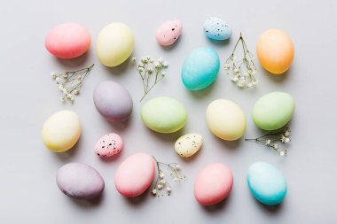 Mutlu Paskalya kompozisyonu. Renkli masada çingene yumurtaları var. Doğal boyalı renkli yumurtalar arkaplan arkaplan görünümü kopya alanı ile.