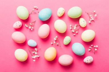 Mutlu Paskalya kompozisyonu. Renkli masada çingene yumurtaları var. Doğal boyalı renkli yumurtalar arkaplan arkaplan görünümü kopya alanı ile.