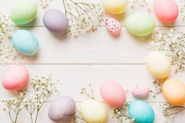Mutlu Paskalya kompozisyonu. Renkli masada çingene yumurtaları var. Doğal boyalı renkli yumurtalar arkaplan arkaplan görünümü kopya alanı ile.