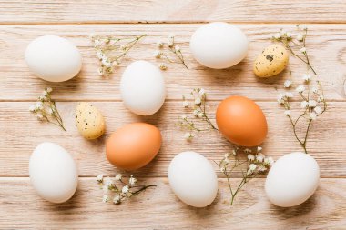 Mutlu Paskalya kompozisyonu. Renkli masada çingene yumurtaları var. Doğal boyalı renkli yumurtalar arkaplan arkaplan görünümü kopya alanı ile.