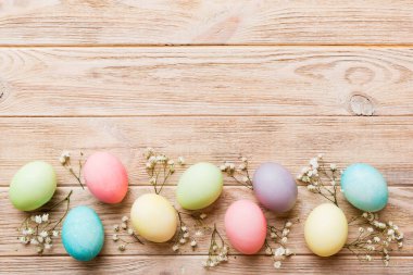 Mutlu Paskalya kompozisyonu. Renkli masada çingene yumurtaları var. Doğal boyalı renkli yumurtalar arkaplan arkaplan görünümü kopya alanı ile.
