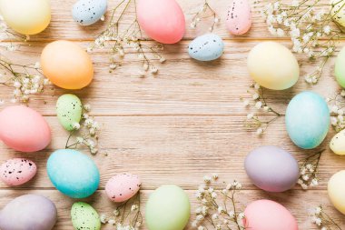 Mutlu Paskalya kompozisyonu. Renkli masada çingene yumurtaları var. Doğal boyalı renkli yumurtalar arkaplan arkaplan görünümü kopya alanı ile.