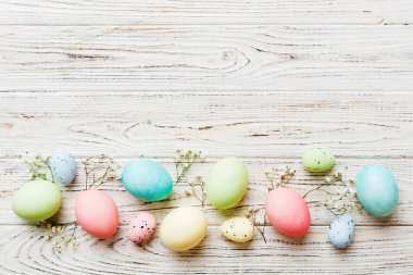 Mutlu Paskalya kompozisyonu. Renkli masada çingene yumurtaları var. Doğal boyalı renkli yumurtalar arkaplan arkaplan görünümü kopya alanı ile.