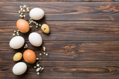 Mutlu Paskalya kompozisyonu. Renkli masada çingene yumurtaları var. Doğal boyalı renkli yumurtalar arkaplan arkaplan görünümü kopya alanı ile.