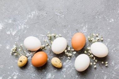 Mutlu Paskalya kompozisyonu. Renkli masada çingene yumurtaları var. Doğal boyalı renkli yumurtalar arkaplan arkaplan görünümü kopya alanı ile.