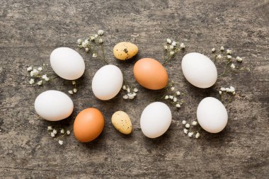 Mutlu Paskalya kompozisyonu. Renkli masada çingene yumurtaları var. Doğal boyalı renkli yumurtalar arkaplan arkaplan görünümü kopya alanı ile.