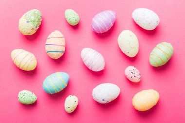 Renkli arka planda dekoratif paskalya yumurtaları. Paskalya yumurtaları kopyalama alanı olan üst görünüm koleksiyonu.