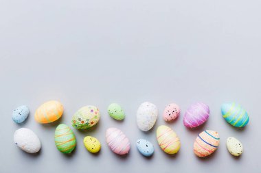 Renkli arka planda dekoratif paskalya yumurtaları. Paskalya yumurtaları kopyalama alanı olan üst görünüm koleksiyonu.