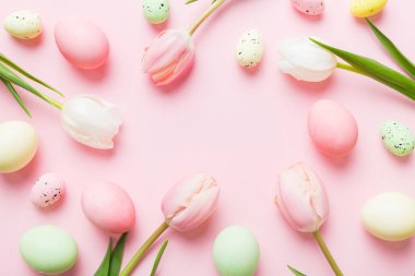 Mutlu Paskalya kompozisyonu. Renkli masada sarı laleli Paskalya yumurtaları. Doğal boyalı renkli yumurtalar arkaplan arkaplan görünümü kopya alanı ile.