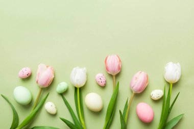 Mutlu Paskalya kompozisyonu. Renkli masada sarı laleli Paskalya yumurtaları. Doğal boyalı renkli yumurtalar arkaplan arkaplan görünümü kopya alanı ile.