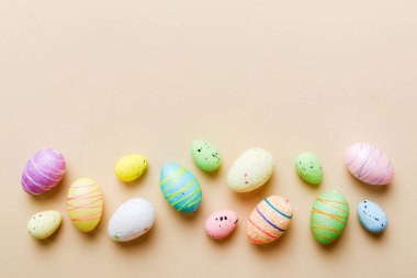 Renkli arka planda dekoratif paskalya yumurtaları. Paskalya yumurtaları kopyalama alanı olan üst görünüm koleksiyonu.