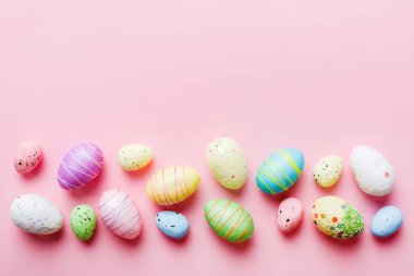 Renkli arka planda dekoratif paskalya yumurtaları. Paskalya yumurtaları kopyalama alanı olan üst görünüm koleksiyonu.