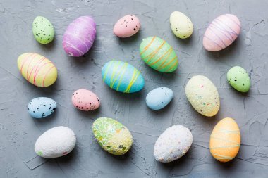 Renkli arka planda dekoratif paskalya yumurtaları. Paskalya yumurtaları kopyalama alanı olan üst görünüm koleksiyonu.