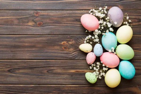 Mutlu Paskalya kompozisyonu. Renkli masada çingene yumurtaları var. Doğal boyalı renkli yumurtalar arkaplan arkaplan görünümü kopya alanı ile.