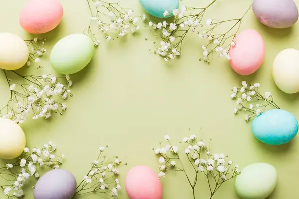 Счастливой Пасхальной Композиции Пасхальные Яйца Цветном Столе Гипсофилой Натуральный Крашеный Стоковая Картинка