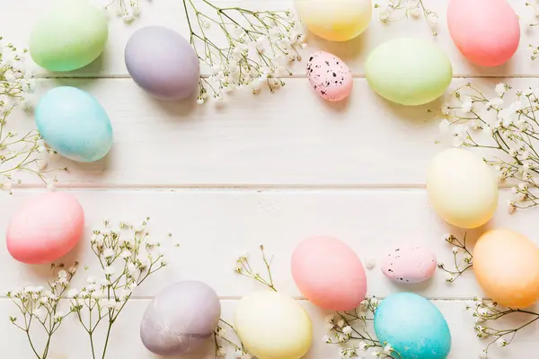 Счастливой Пасхальной Композиции Пасхальные Яйца Цветном Столе Гипсофилой Натуральный Крашеный Стоковое Фото