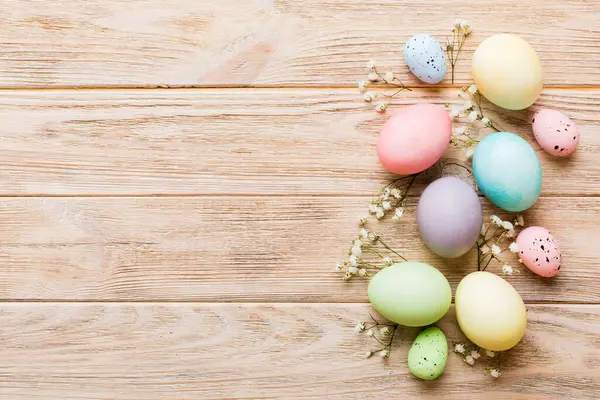 Счастливой Пасхальной Композиции Пасхальные Яйца Цветном Столе Гипсофилой Натуральный Крашеный Стоковое Фото