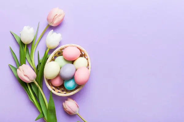 Buona Composizione Pasquale Uova Pasqua Cesto Tavolo Colorato Con Tulipani Foto Stock Royalty Free