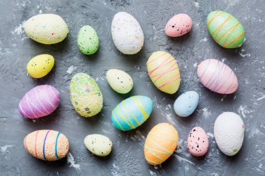 Renkli arka planda dekoratif paskalya yumurtaları. Paskalya yumurtaları kopyalama alanı olan üst görünüm koleksiyonu.