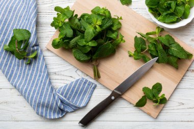 Kesme masasında taze nane şekeri, üst manzara. Metin için Düz Alan.