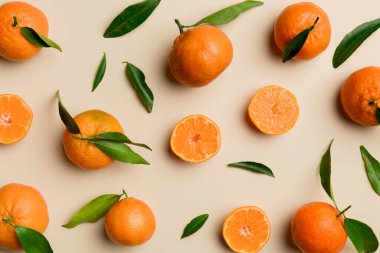 Renkli arka plan olarak birçok taze olgun Mandarin, üst görünüm. Mandalina ve mandalina dilimlerinin zarif arkaplanı Üst görünüm düz yatıyordu.