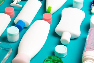 Plastik gövde bakımı şişesi düz kompozisyonu ve renkli arka plan boşluğuna kozmetik ürünler dizayn edilmişti. Beyaz Kozmetik kapları kümesi, kopya alanı ile üst görünüm.