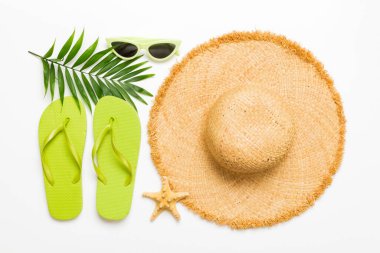 Üst düzey seyahat ya da tatil konsepti. Renkli arka planda şık plaj aksesuarları olan kompozisyon, üst manzara. Plaj modayla yatma, yaz konsepti. Moda renkleri.