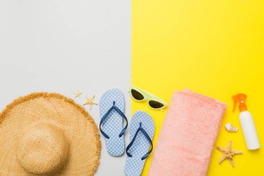 Üst düzey seyahat ya da tatil konsepti. Renkli arka planda şık plaj aksesuarları olan kompozisyon, üst manzara. Plaj modayla yatma, yaz konsepti. Moda renkleri.