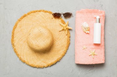 Üst düzey seyahat ya da tatil konsepti. Renkli arka planda şık plaj aksesuarları olan kompozisyon, üst manzara. Plaj modayla yatma, yaz konsepti. Moda renkleri.