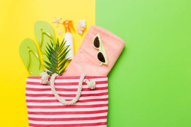 Renkli arka planda şık plaj aksesuarları olan kompozisyon, üst manzara. Plaj modayla yatma, yaz konsepti. Moda renkleri.