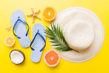 Renkli meyvelerin yanına yerleştirilmiş çeşitli deniz kabuklarının üst görüntüsü ve masa arkasında şık yaz aksesuarları. Yaz kavramı. Düz yatıyordu. Metin için kopyalama alanı olan üst görünüm.