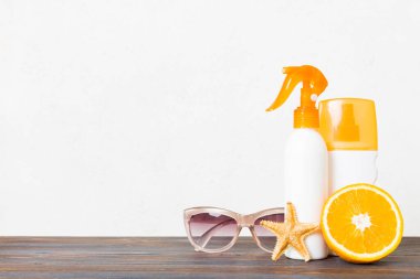 Deri ürünlerinde şeker şişesi ve Citrus meyvesi. Güzellik spası tıbbi cilt bakımı ve kozmetik losyon şişesi krem ürünü masa dekorunda yaz aksesuarlarıyla birlikte..