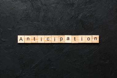 Tahta blokta beklenen kelime. Deksing, konsept için çimento masadaki beklenti metni.