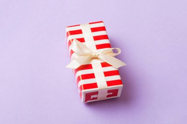 Paketlenmiş Noel ya da renkli kurdeleli kağıda sarılmış el yapımı diğer tatil hediyeleri. Hediye kutusu, hediye süslemesi, kopya alanı ile üst görünüm.