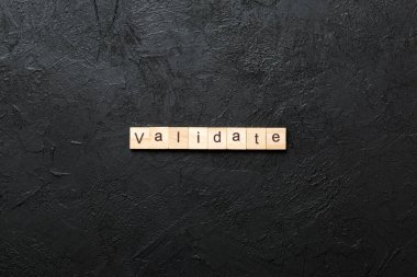 Tahta blokta yazılan sözcüğü geçersiz kıl. Çimento masasında desing, konsept için geçersiz metin.