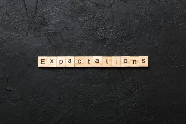 Tahta blokta beklenen kelime. tablo üzerinde beklenti metni, konsept.